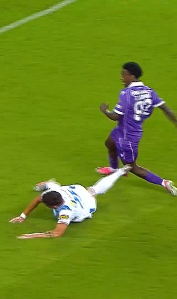Gafă în apărarea campioanei   FOTO:  Adrian Rus,  reacție de neînțeles  la golul marcat de FC Argeș
