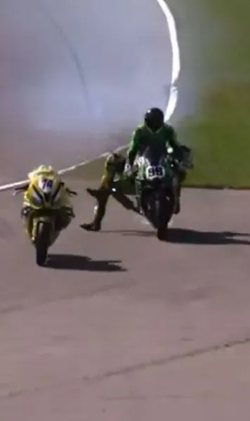 Accident horror în Superbike   VIDEO.  A ajuns pe motocicleta rivalului, iar apoi  a zburat peste barierele de protecție