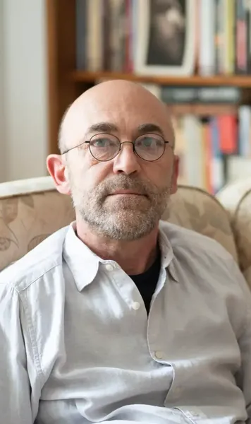 &bdquo;Dinamo, o construcție aberantă&rdquo; Un scriitor rom&acirc;n spune că fotbalul e oglinda perfectă a epocii: &bdquo;Dacă nici asta nu era o țară ocupată&hellip;&rdquo;