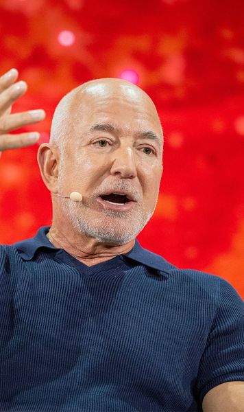 Jeff Bezos, gata să investească în fotbal  Presa britanică anunță că  fondatorul Amazon  ar putea deveni acționarul unei superechipe din Premier League