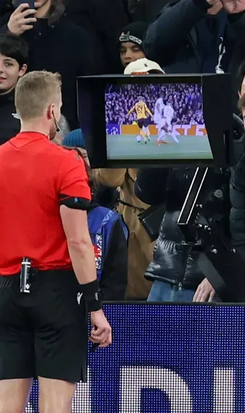 „Ăsta e fotbal, nu PlayStation”   Șeful arbitrajului UEFA cere  mai puțin VAR  și mai multă responsabilitate pentru arbitri: „Nu este bine să aștepte ajutor”