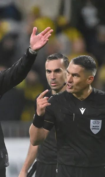 Scandal cu Istvan Kovacs   Arbitrul i-a eliminat trei colegi și antrenorul lui Olaru  la St. Gilloise, în Liga Campionilor. Ce i-a înfuriat pe belgieni