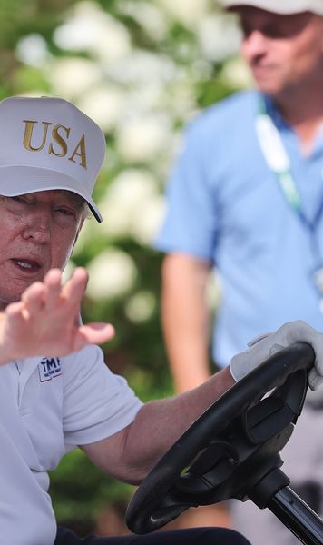 Trump, imagine incredibilă   FOTO.  Președintele american joacă golf  protejat de un lansator de rachete