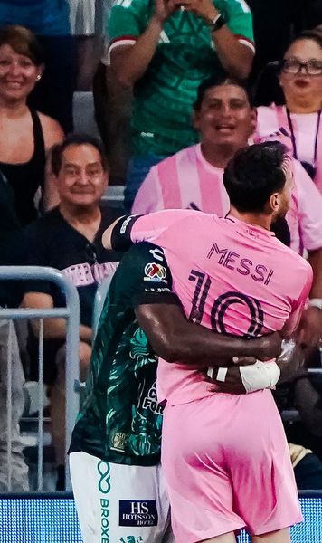 Messi, primul meci după moartea tatălui  Ce a urmat după ce starul argentinian s-a ciocnit cu un adversar pe teren:  „Din partea tuturor!”