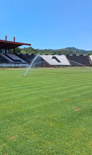 Cum arată viitoarea casă a Corvinului   FOTO.  Se lucrează intens la stadionul din Petroșani.  Când va găzdui primul meci  și câți bani s-au băgat în renovări