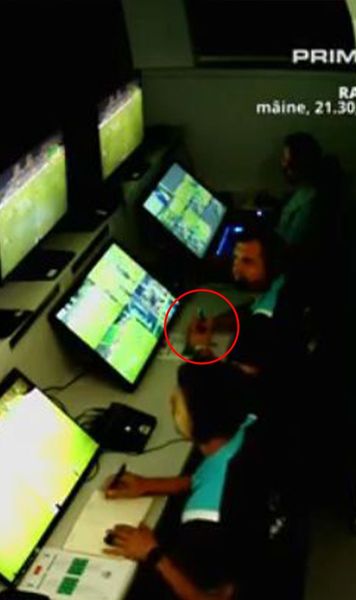 Ce făcea arbitrul în camera VAR   FOTO.  Cu ce obiect a fost  surprins  Sorin Costreie în direct, la FC Argeș - Farul