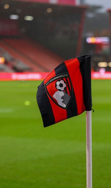 „Abordare dezgustătoare”  După aproape 60 de ani la Bournemouth, a fost  anunțat prin e-mail  că nu-i va fi reînnoit contractul: „Fără pic de inimă!”
