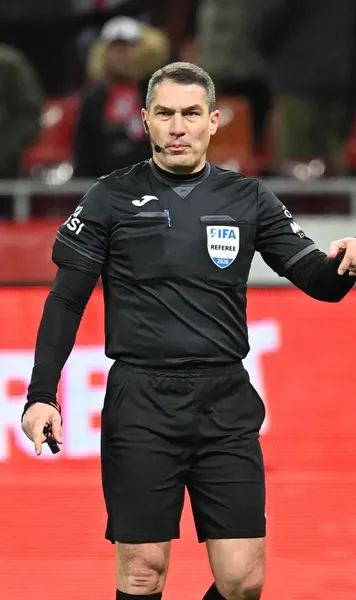 S-a pozat cu Istvan Kovacs    Celebrul lider de galerie din România,  imagine neașteptată cu arbitrul FIFA