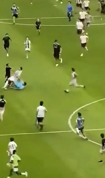 Accidentat de un spectator!   VIDEO.  Fundașul lui Juventus ar putea rata prima etapă din Seria A  din cauza unui fan