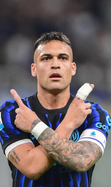 Barcelona îl vrea pe Lautaro  Răspunsul lui Inter după interesul manifestat pentru căpitanul lui  Cristi Chivu