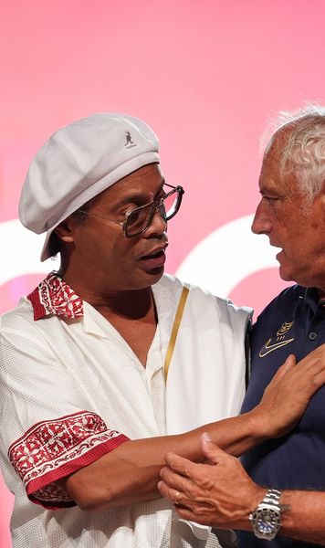 Ronaldinho, din nou pe gazon!   FOTO.  Starul brazilian,  prezentat  la echipa lui Mandorlini: „Nu e o manevră de marketing!”
