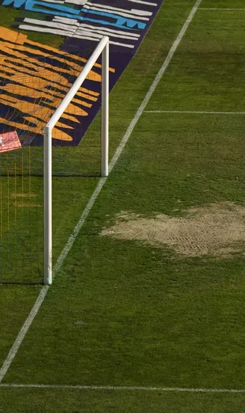 Gazonul lasă de dorit    FOTO.  Terenul de pe „Ilie Oană”  nu este în cea mai bună stare,  înainte de Petrolul - Rapid
