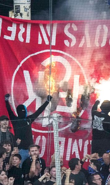 Zonă de război în Germania   FOTO-VIDEO.   Conflict ultras pe stadion:  au invadat terenul! Poliția a intrat cu caii pe gazon. De la ce a pornit totul