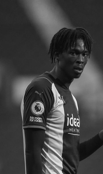 Tragedie în fotbal  Fostul fotbalist al lui West Brom  a murit la doar 25 de ani  după ce s-a prăbușit pe teren în minutul 10 al meciului