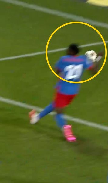 Clujenii au luat foc   FOTO.  CFR  a cerut vehement penalty  în minutul 11 cu FCSB! Doi jucători ar fi jucat mingea cu mâna!