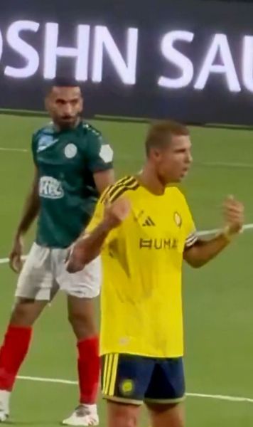 Cristiano Ronaldo și-a ieșit din minți   FOTO.  I-a certat pe coechipieri în plin meci și a plecat furios la vestiare:  n-a mai jucat în a doua repriză!