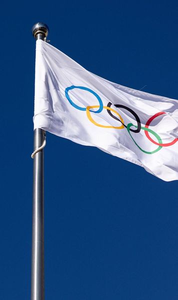 Adus în cătușe de mascați!   FOTO-VIDEO.  Șeful Comitetului Olimpic, arestat preventiv. E acuzat de corupție »  Șocant: nu poate fi demis!