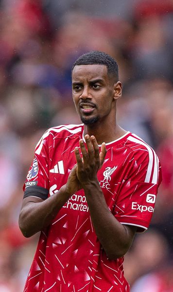 Moment revoltător pe Anfield   FOTO.  Un adult a furat tricoul oferit de  Alexander Isak  unui copil. Incidentul s-a viralizat: „Penibil!”