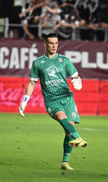 Aioani, dublă eroare la gol!   FOTO.  Portarul Rapidului  i-a făcut cadou Craiovei  deschiderea scorului în Giulești