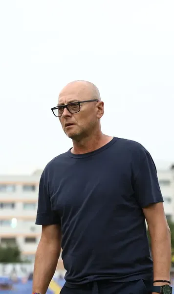 Grozavu a explodat la conferință  Abia instalat la Chindia,  amenință cu plecarea  » Replici acide cu jurnaliștii: „În România nu aveți niciun fel de educație”