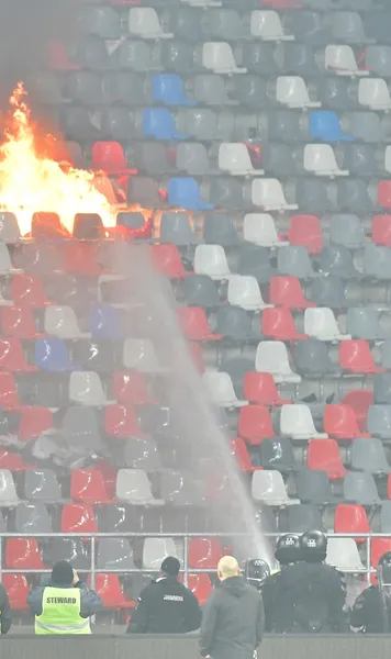 Polițist ultras, trimis în judecată   FOTO.  E acuzat că a incendiat scaune din stadionul Ghencea la  Steaua - Dinamo din 2023