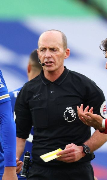 Dezvăluire incredibilă   Ce obișnuia să facă un celebru arbitru din Premier League  în timpul meciurilor