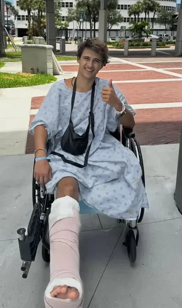 A rămas fără picior la Survivor  Vrea 100 de milioane de dolari după  accidentul șocant din Dominicană!  A dat în judecată firma controversatului  patron din Premier League