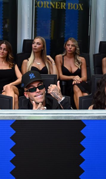 Moment bizar la Inter - Napoli   VIDEO.  Un rapper faimos a fost însoțit de  zece femei  la meciul lui Cristi Chivu