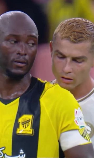 Ce-ai acolo?😅   VIDEO+FOTO.   Cristiano Ronaldo,  moment viral în derby-ul din Golf » „Înțepat” de rivali