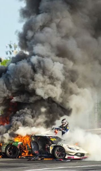 Salvat dintr-un Ferrari în flăcări   VIDEO:  Un pilot britanic,  scos din monopost de rivalul care și-a abandonat propria mașină  și a intervenit