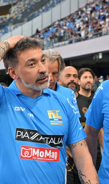 A tremurat tot interviul!  Imaginile cu legenda lui  Napoli  i-au răscolit pe fani: „Se mișcă necontrolat” 