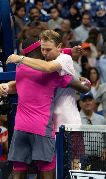 Moment emoționant la US Open    VIDEO.   A plâns în brațele adversarului  după un thriller de 5 seturi