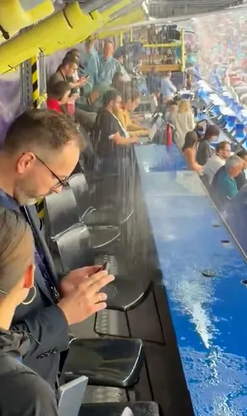 Probleme pe Camp Nou   VIDEO  Ce au pățit  jurnaliștii  în timpul meciului Barca - Feyenoord