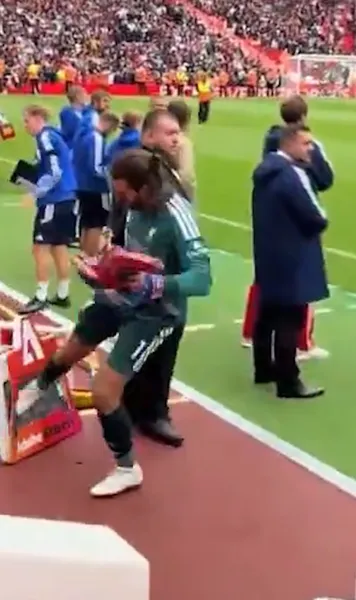 Alisson Becker, pedepsit   FOTO.  Portarul lui Liverpool a fost sancționat dur după  criza de nervi  din Premier League