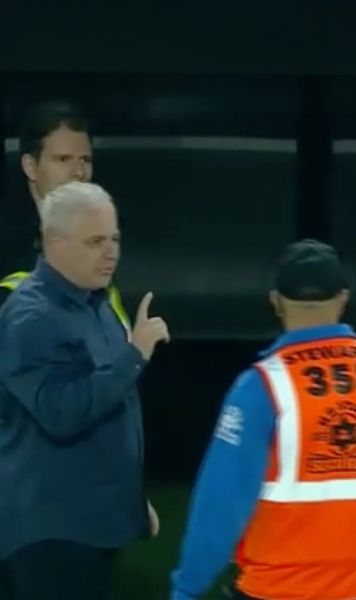 Șumudică, tensiuni cu Burcă   FOTO:  A refuzat salutul, apoi s-a dus peste arbitru! Scandal și între jucători.  Ce acuză antrenorul clujenilor
