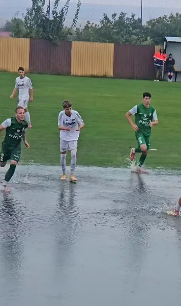 Așa are FRF grijă de copii?  Fotografii și un clip care arată  condițiile revoltătoare  de la un meci de U19 din România