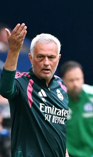 „Este ciudat, nu?”   Mourinho,  scenă „regizată” la finalul conferinței. Apoi s-a ridicat de pe scaun și a ieșit