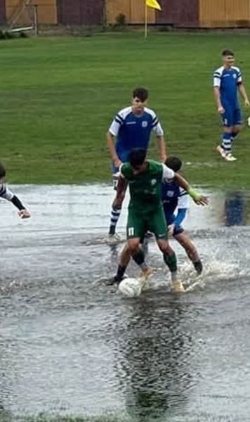 „Nu e primul meci în asemenea condiții”  Reacții după imaginile de la partida U19 jucată pe un  teren plin cu apă