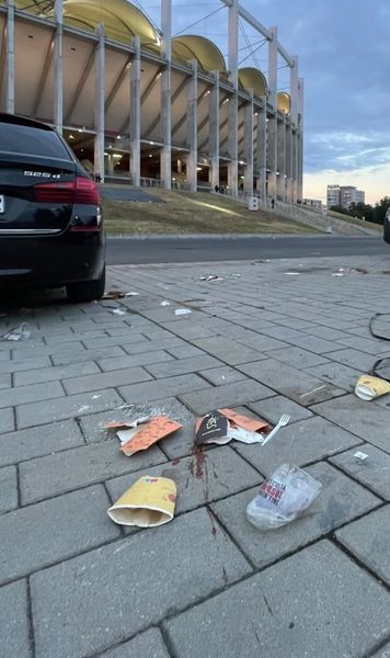 Au uitat gunoiul   FOTO  : Urmele Comic Con,  la Arena Națională:  gazon impecabil, gunoaie în drumul fanilor spre tribune