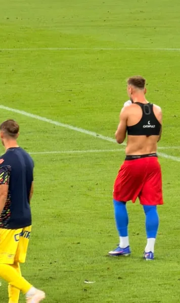 Gestul serii pe Arena Națională   FOTO:   Ruptură între antrenor și fani?  Două scene surprinse la finalul meciului: Baciu și Drăguș în prim plan