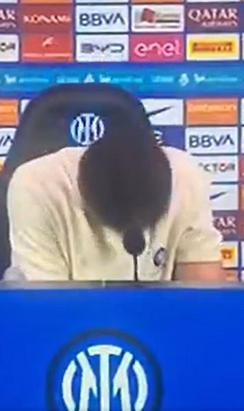 Chivu s-a dat cu capul de microfon!   FOTO-VIDEO.  Ce l-a făcut pe  antrenorul lui Inter  să-și piardă calmul la conferință