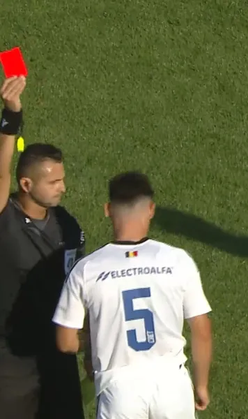 Eliminat după 9 minute    FOTO:  Intrare criminală în  CFR Cluj - FC Botoșani  » Arbitrul arătase inițial doar cartonașul galben