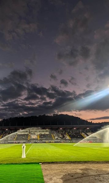Primul meci în nocturnă   FOTO.  Atmosferă spectaculoasă pe stadionul care  va găzdui meciuri de Liga 1  după 19 ani