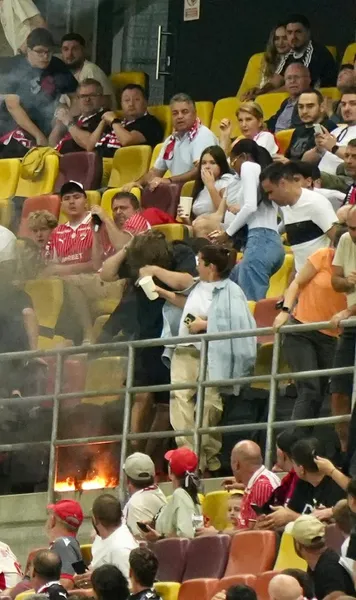 „M-am trezit cu părul arzând”  Suporterul  lovit de o torță  la Dinamo - Farul: „Mama nu mai calcă pe stadion”