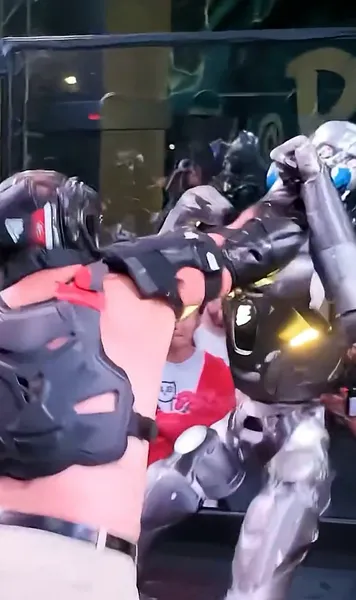 Om contra robot, în cușcă  VIDEO + FOTO: Prima  bătaie în stil „Terminator”  a ajuns în lumea reală! Trimis la podea!