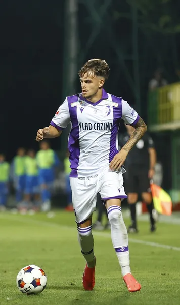 Criticat de fani, apărat de tată   Antrenorul liderului din Liga 2 a răbufnit:  „Câtă ipocrizie!”  » Fiul său evoluează la FC Argeș
