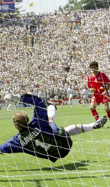 Eroul lor, coșmarul nostru Corespondență din Suedia.&nbsp;Omul care a fr&acirc;nt visul Generației de Aur, vorbește după 32 de ani: &bdquo;Hagi ar fi luat Balonul de Aur&rdquo;
