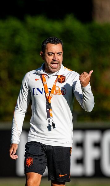 Provocare pentru Xavi  Îl pun să cânte  imnul Olandei,  care face referire directă la Spania 