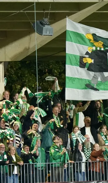 Fotbalul feminin umple stadionul  O seară normală la Hammarby: bere, burgeri, fulare și  3.500 de oameni cântând pentru „Bajen”