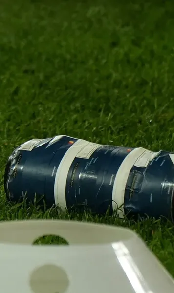 „Fițuica” secretă a lui Viktor Johansson     FOTO EXCLUSIV GOLAZO.ro  Portarul Suediei și-a lipit pe bidon  unde bat  tricolorii penaltyurile